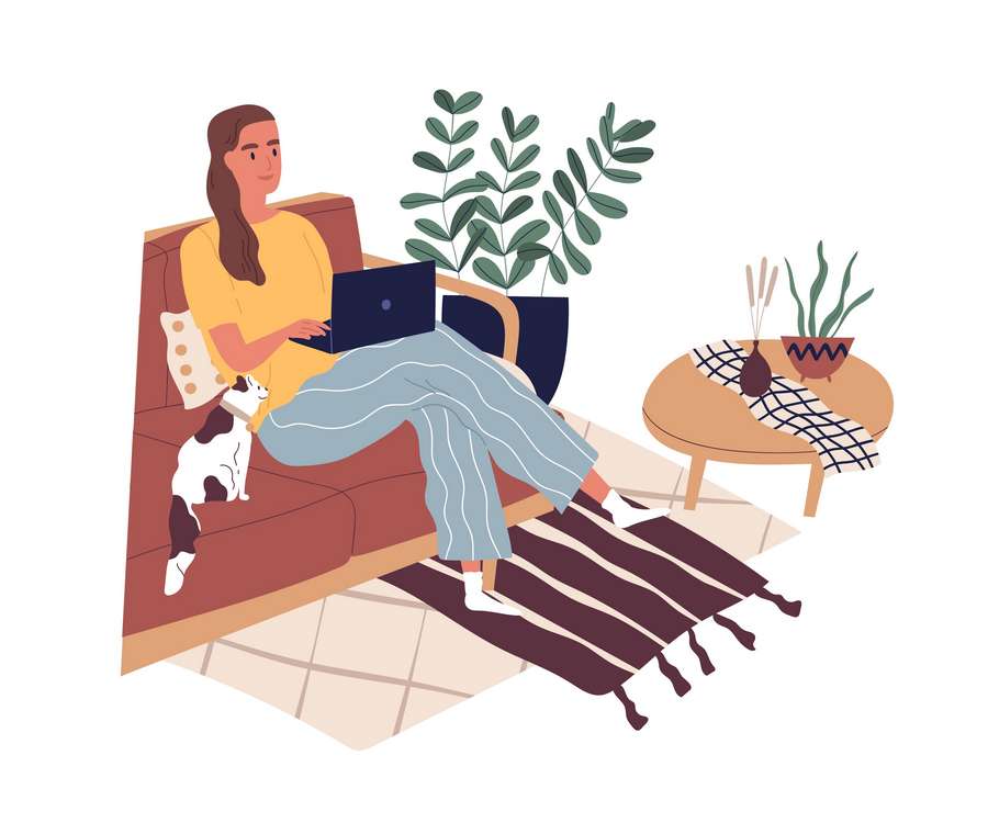 Młoda kobieta siedzi z kotem na sofie i pracuje na laptopie. Angielski online Poznań